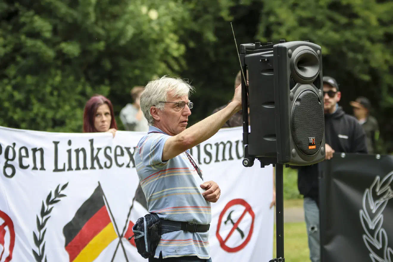 Die Zwischenkundgebung fand in einem Park nahe des Sozialen Zentrums "FlaFla" statt. Dort kam es zu einem Angriff auf einen Journalisten, der von einem Neonazi zu Boden gestoßen wurde.
