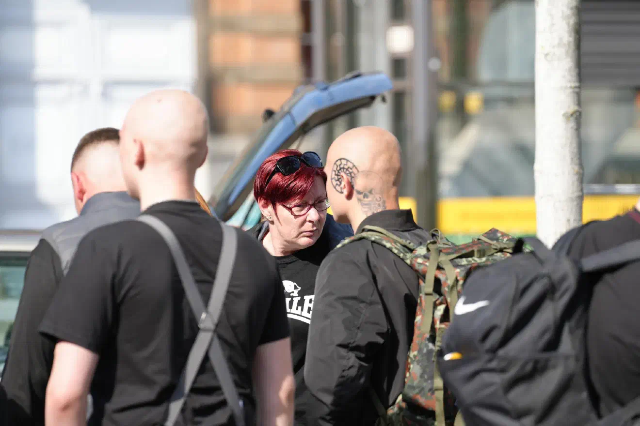 Begleitet wurde die Neonazi-Demonstration von einem lautstarken queeren Gegenprotest, der hinter dem Demonstrationszug lief.