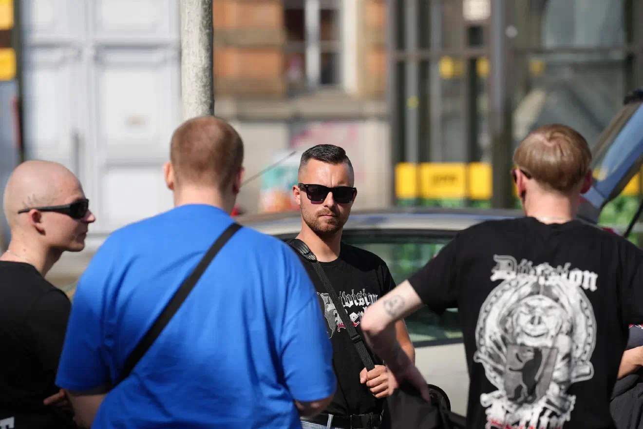 Auf Höhe der Schwimmhalle in der Freiberger Straße kam der Demozug zum stehen. Die Neonazis mussten dort für längere Zeit warten, da sich Teilnehmende in polizeilichen Maßnahmen befanden.