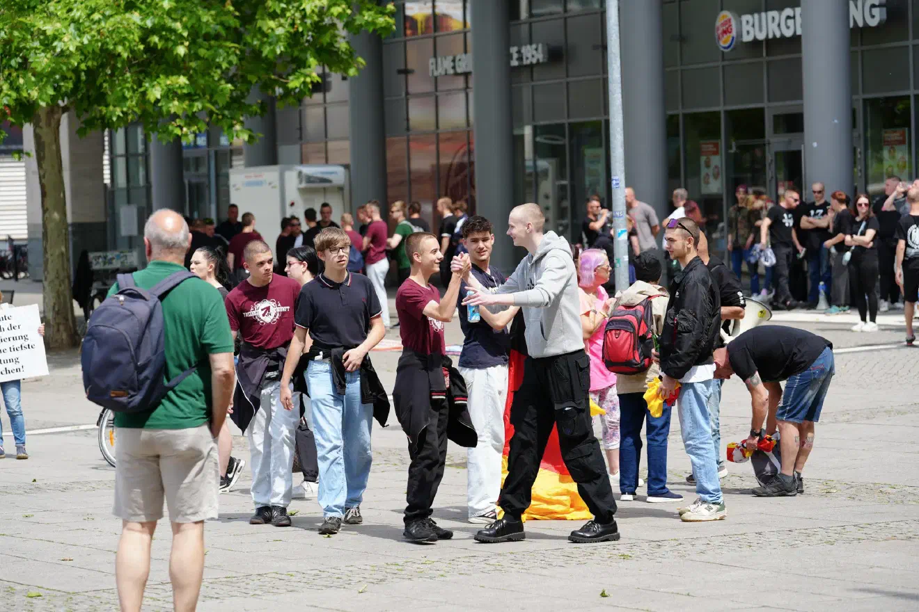 Auffällig war, dass ein sehr großer Teil der anwesenden Neonazis bereits am Tag zuvor am Protest gegen den CSD in Dresden teilgenommen hatte.