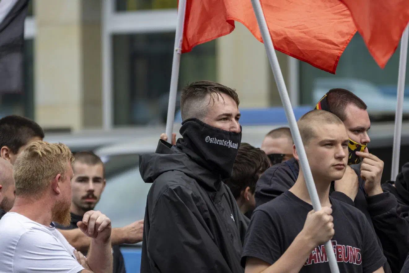 Zu Beginn der Versammlung mussten viele der jüngeren Teilnehmer immer wieder angehalten werden, ihre Vermummungen abzulegen, sodass der Demozug loslaufen konnte. Bereits nach wenigen hundert Metern wurde der Zug jedoch für knapp anderthalb Stunden gestoppt.