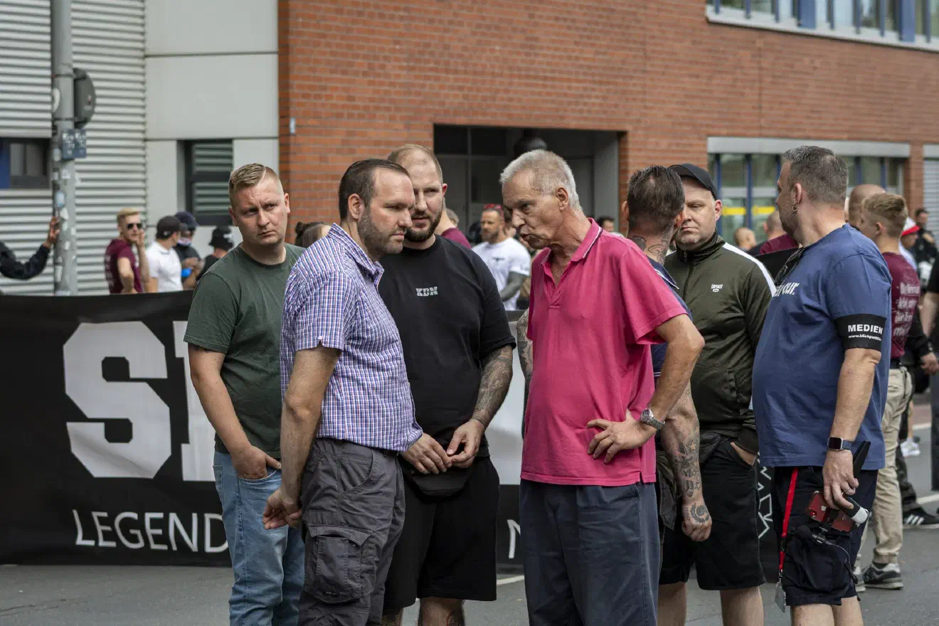 Aus Empörung über das polizeiliche Vorgehen hielt Christian Worch eine spontane Rede, in der er nicht nur eine Klage und weitere rechtliche Konsequenzen versprach, sondern auch festhielt, dass er, der sich durch zunehmendes Alter und diverse Krankheiten "schon fast halb tot" fühlte, nun einen Adrenalinstoß erhalten habe, der ihn über die nächsten Wochen tragen werde.