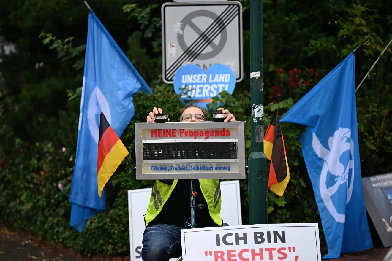 Begonnen  haben diese Montagsdemos Ende Juni 2022 in Twistringen. Als die dortige Ortsmitte durch Bauarbeiten nicht mehr begeh- und befahrbar war...