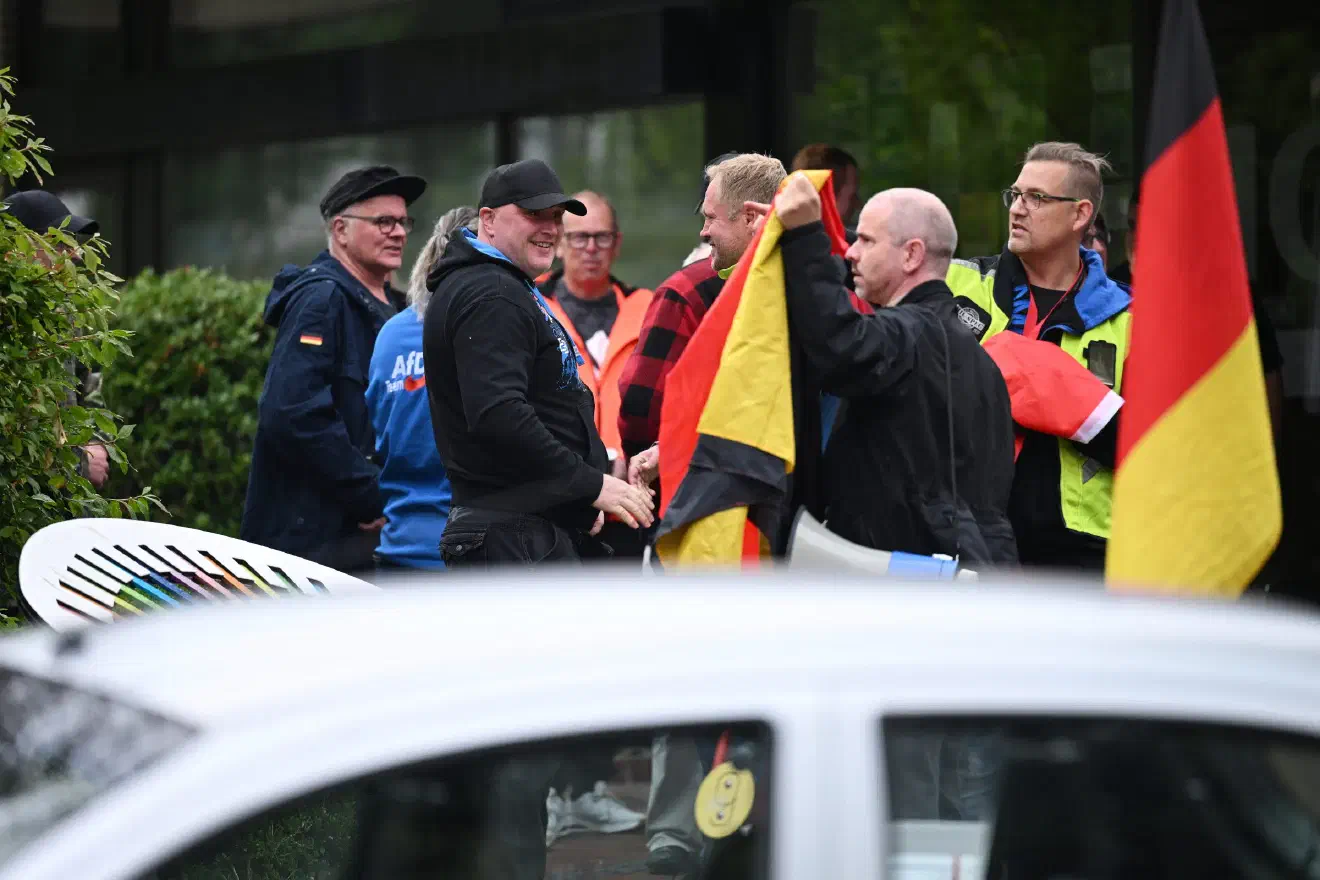 ...wechselte die AfD auf Autokorsos durch den Landkreis um, die aber meist auf wenig Aufmerksamkeit stießen, da es im ländlichen Raum nur sehr wenig Publikumsverkehr abseits der Ortschaften gibt.