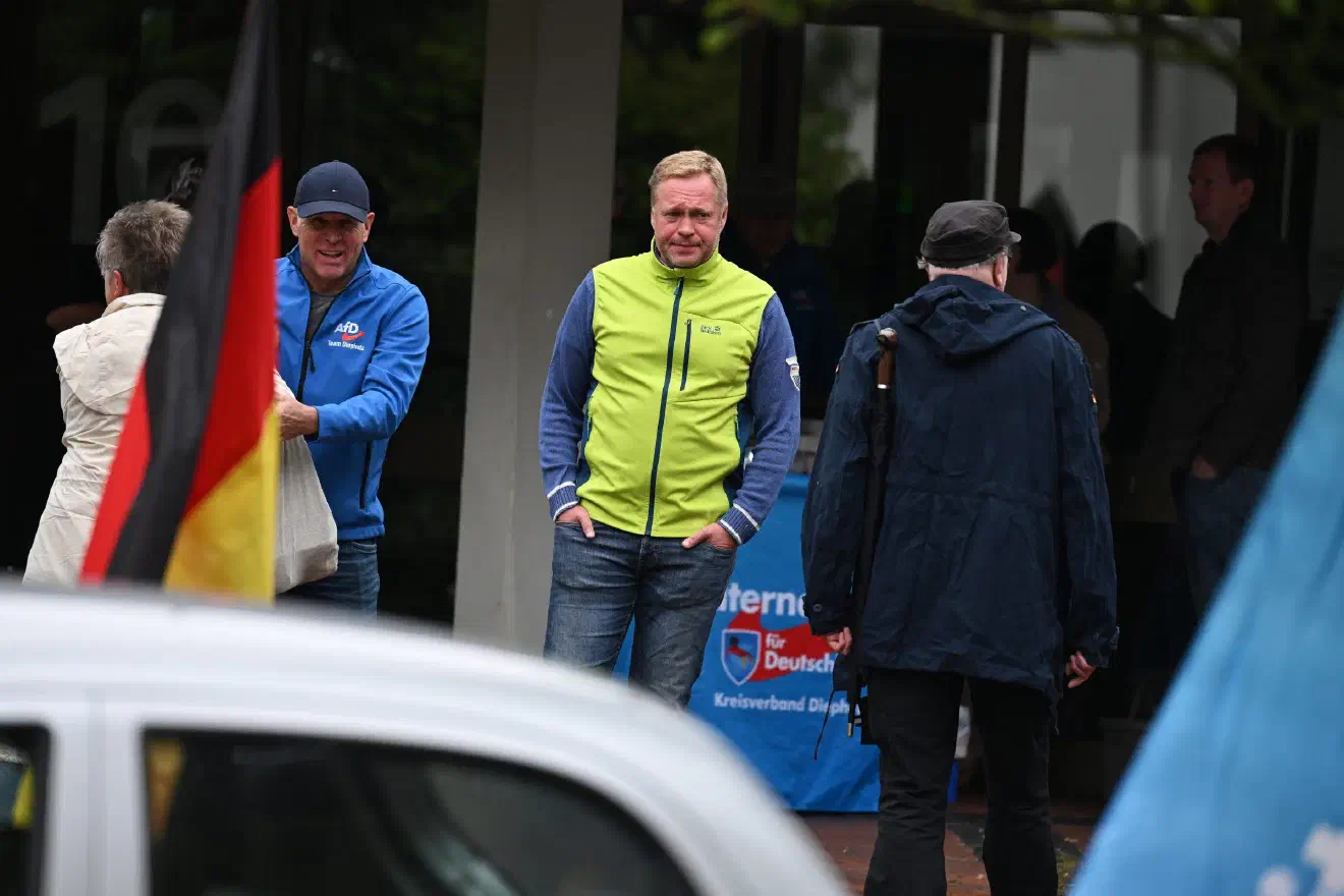 Nach einem kurzen Zwischenspiel vor dem Bassumer Rathaus musste die AfD zur abgelegeneren Stadtbücherei umziehen, da es dem Gegenprotest, der ebenfalls von Twistringen nach Bassum mitgewandert war, gelang den Rathausvorplatz für eigene Aktionen zu benutzen.