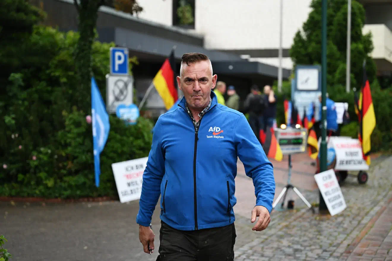 Nach kurzer Vorlaufzeit hält der AfD-Kreisvorsitzende seinen Redebeitrag. Nur äußerst selten überlässt er das Mikrofon anderen Redner:innen, dann meist nur für kurze Ansagen.