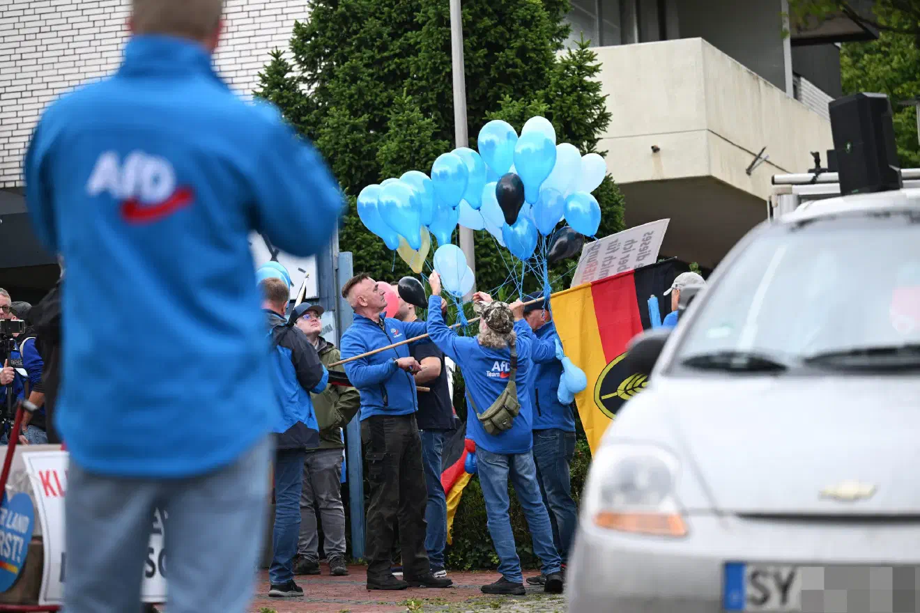 Abweichend vom normalen Programm wurden vor Beginn der eigentlichen Demo Luftballons in den Himmel geschickt. Allerdings hatten sich zwischen die blauen auch einige andersfarbige geschmuggelt, sodass das Erscheinungsbild nicht so klar ausfiel wie geplant.