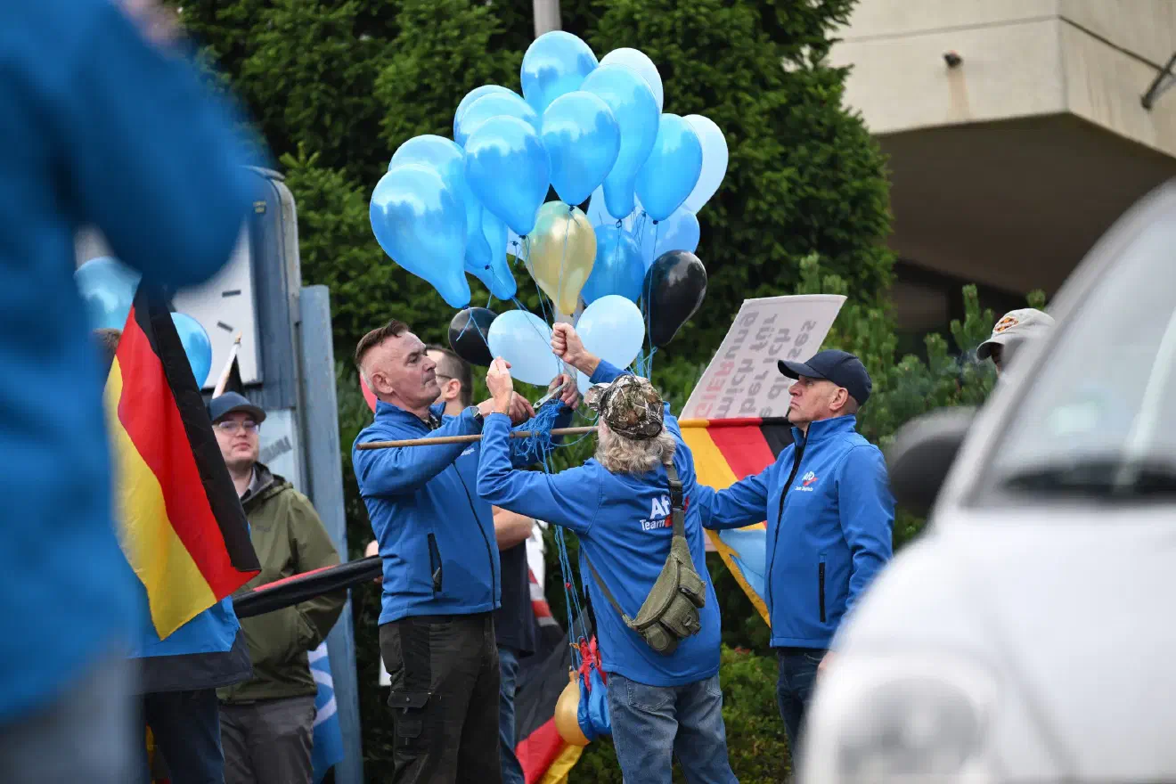 Dafür fand mit dem Abspielen von "99 Luftballons" von Nena  während des Ballonaufstiegs dann doch zusammen, was zusammen gehört.