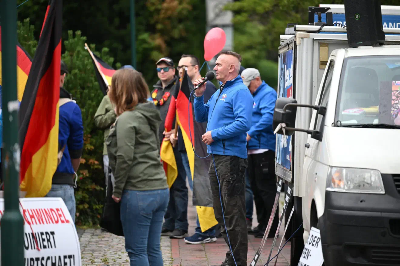 Andreas Iloff, der Beisitzer im vorzeitig abgesetzten Landesvorstand um Jens Kestner war, hat seit dieser Zeit ein eher gestörtes Verhältnis zum niedersächsischen Landesvorstand...auch ein Grund, warum er für seine Montagsaktionen nur selten prominente AfD-Politiker:innen als Redner:innen gewinnen kann.