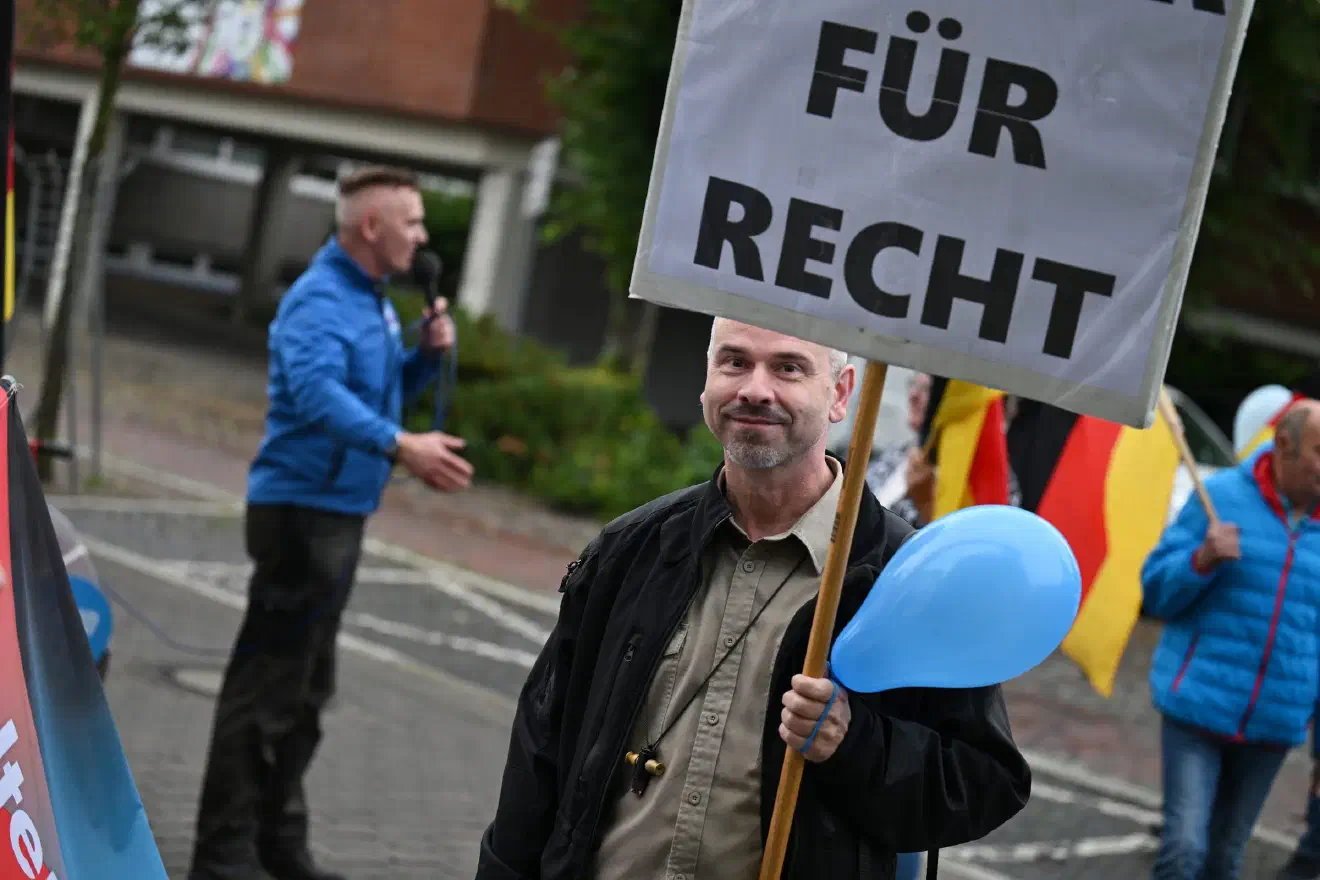 Da heißt es dann schon mal vor einem Supermarkt "Morgen gibt es keine Bananen mehr" oder beim Passieren eines Autohauses "Die wollen euch eure Autos wegnehmen".