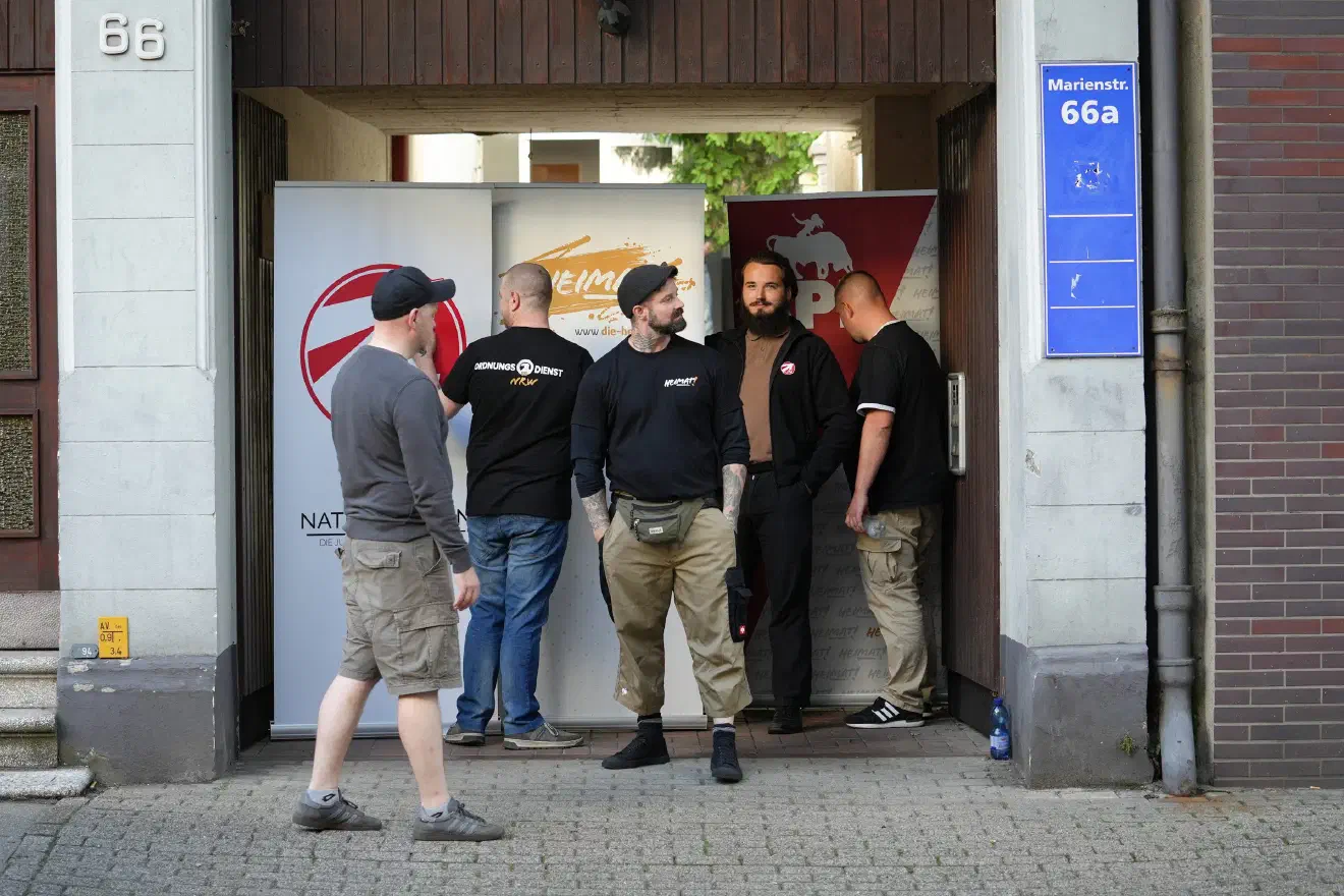 Die Abende bestehen aus politischen Vorträgen zur ideologischen Radikalisierung. Im Anschluss folgt regelmäßig eine Demonstration, die augenscheinlich eine Art "Eventcharakter" für die Teilnehmenden bietet.