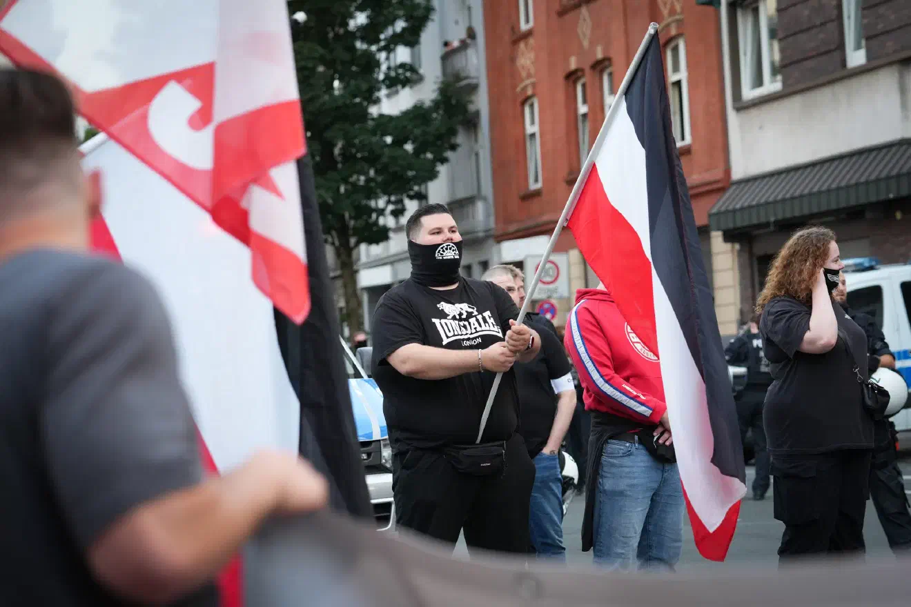 Neben bekannten Mitgliedern der Gruppe "Jung & Stark NRW", die bereits seit einiger Zeit eng an die Heimat und die Jungen Nationalisten angebunden sind, kommen zu den "Offenen Abenden" auch immer wieder Jugendliche, die noch nicht fest in der Szene verankert sind.