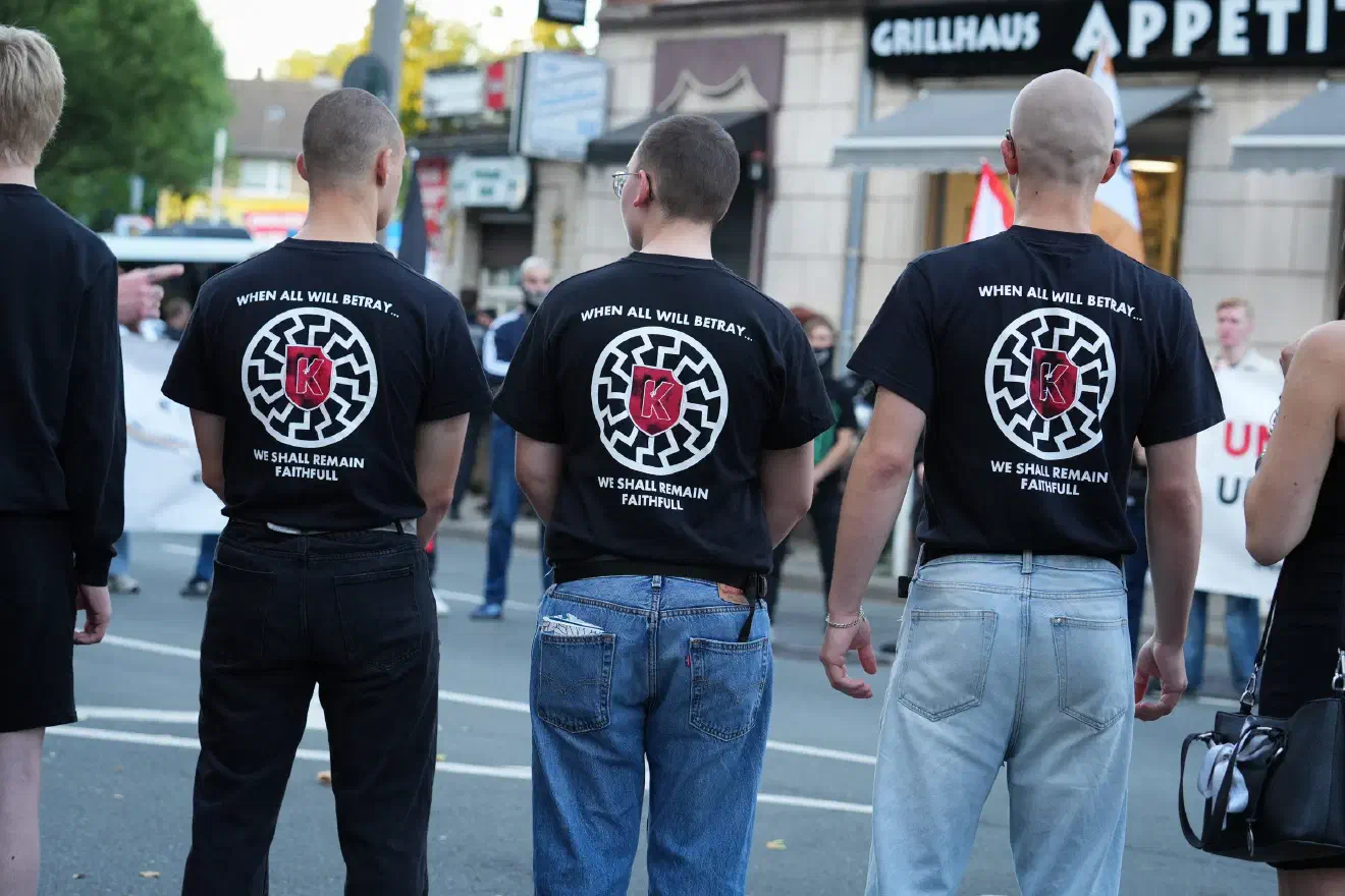 Die Strategie scheint aufzugehen: niedrigschwelliger Einstieg, klare ideologische Botschaften, Gruppenzugehörigkeit.