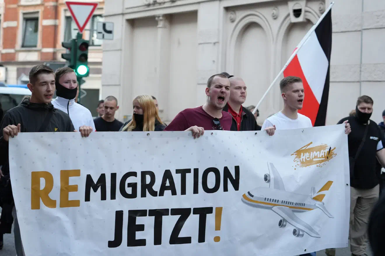 Begleitet wurde die Veranstaltung von lautstarkem Gegenprotest. Dieser wurde von den Neonazis auf ihrer Kundgebung direkt angesprochen – wie gewohnt mit Beleidigungen und Einschüchterungsversuchen.