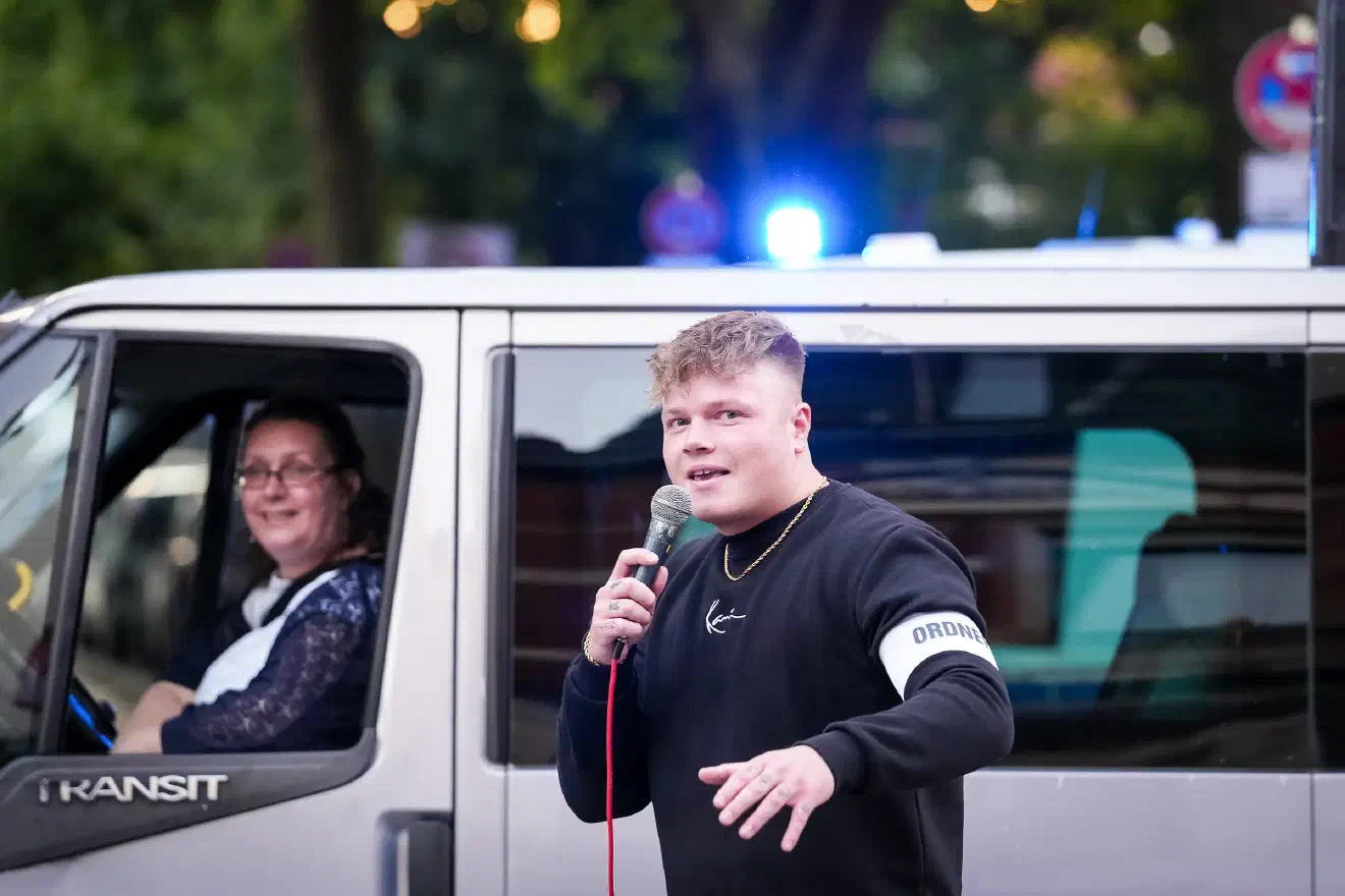 Niklas Busch trat als Vertreter der JN mit einem kurzen Redebeitrag auf, in dem er beschwor, dass die "deutsche Jugend wieder krass" werde. Er beendete seine Rede mit einem Zitat Adolf Hitlers, den er zudem als "größten deutschen Staatsmann jemals" lobte. Keine Verkleidung, keine Zurückhaltung – blanker Nationalsozialismus.