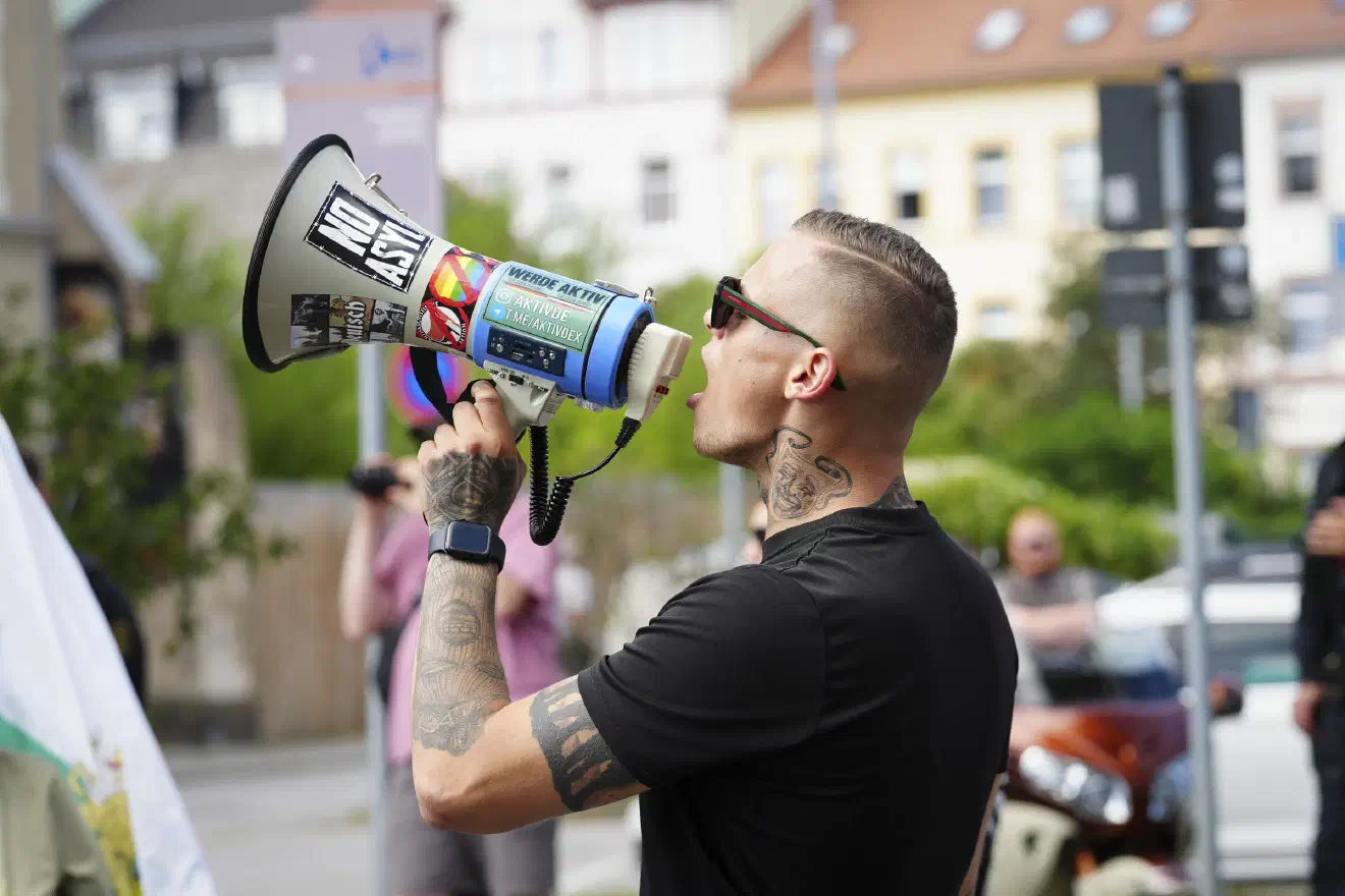 Antifaschistische Proteste verhinderten den ungestörten Ablauf des rechten Aufmarschs immer wieder. Das wirkte sich spürbar negativ auf die Stimmung innerhalb des extrem rechten Aufmarsches aus. Immer wieder wurden Gewaltfantasien in Richtung der CSD-Teilnehmenden gegrölt.