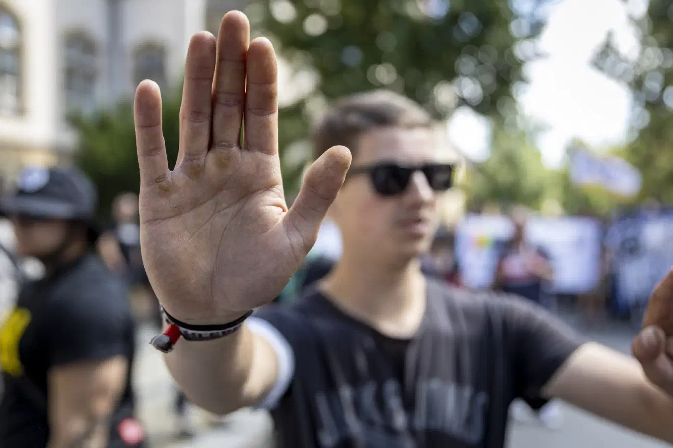 Ein zentrales Feindbild blieb die Presse. Journalist:innen wurden in ihrer Arbeit wiederholt behindert, bedroht und zum Teil körperlich angegangen. Ein besonders gravierender Vorfall ereignete sich auf der Abreise in Berlin, als Journalist:innen, die zuvor den rechten Aufmarsch begleitet hatten, von Neonazis der DJV attackiert wurden.