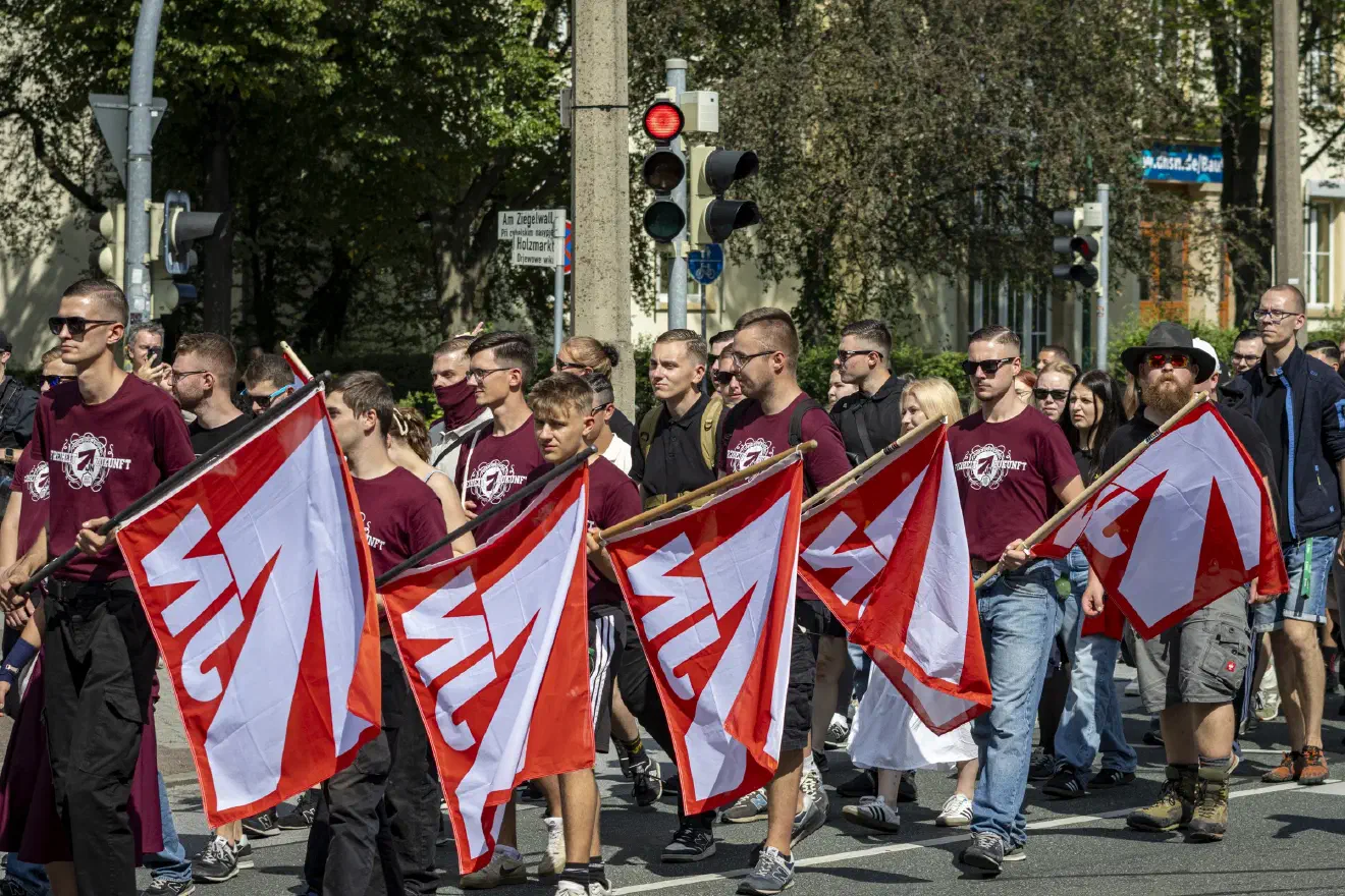Im Vorfeld hatte die Polizei eine Allgemeinverfügung zu den angemeldeten Versammlungen erlassen. Unter anderem war das Marschieren in Formation unter Einsatz einheitlicher Fahnen untersagt worden. Vor Ort hielt sich jedoch kaum jemand an diese Auflagen.