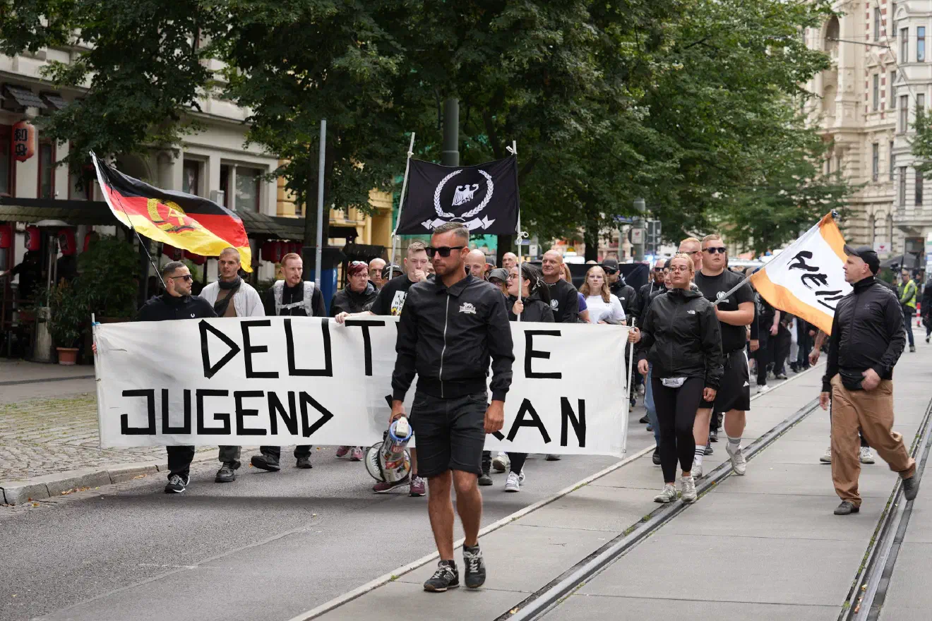 Auch Mitglieder der DJV rund um Julian Milz reisten an und beteiligten sich an der Demonstration. Die Annäherung der Gruppierung an die Partei "Die Heimat" zeigte sich einmal mehr durch das Mitführen einer "Heimat"-Flagge im DJV-Block.