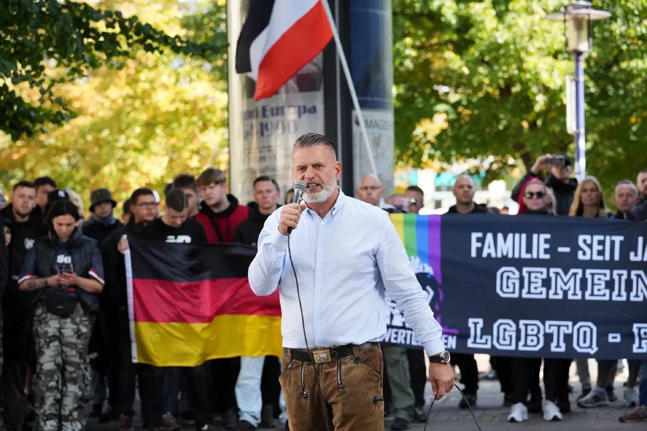 Mit einem Redebeitrag trat unter anderem Thorsten Heise, stellvertretender Vorsitzender der Partei "Die Heimat", auf. Er lobte Putin für seinen Umgang mit Homosexuellen und wünschte sich selbst die Strafbarkeit von Homosexualität in der Öffentlichkeit.