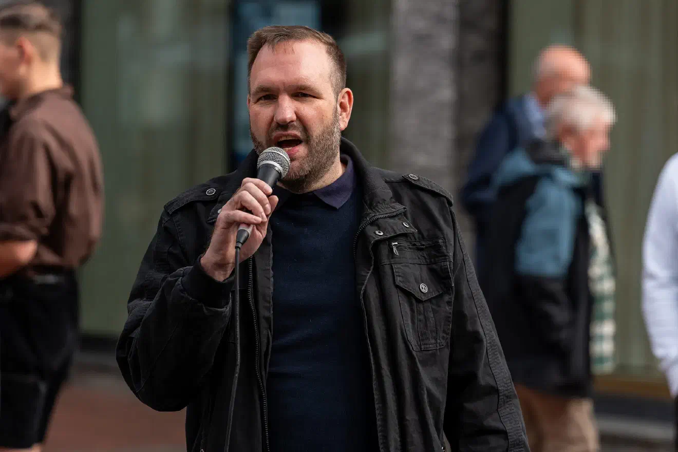Zum Abschluss sorgte Raik Helm unfreiwillig für Unterhaltung: Bei der Abfahrt in Bochum rammte er mit dem Auto der Dortmunder Neonazis eine Laterne. Verletzt wurde niemand, aber der Tag endete für die Neonazis mit einem zusätzlichen Dämpfer.