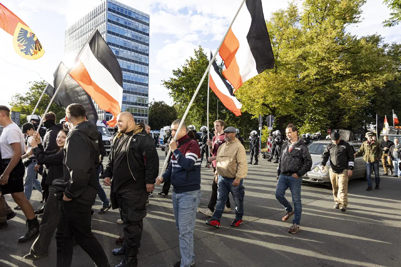 Anlass war und ist die juristische Auseinandersetzung um das Gedenken an den vor mehreren Jahren verstorbenen Neonazi Siegfried "SS Siggi" Borchardt.