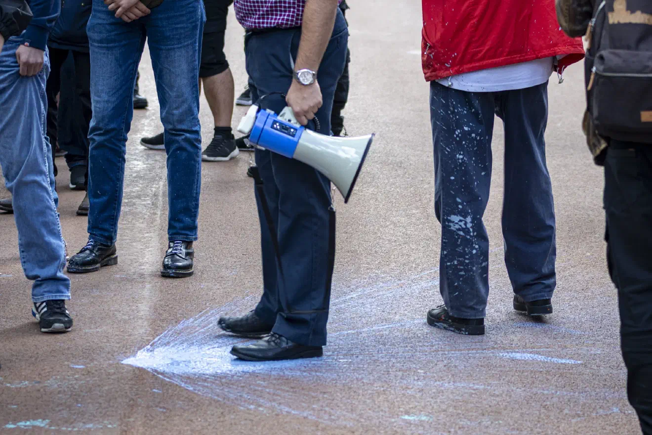 Es kam zu mehreren Farbbeutelwürfen, welche dazu führten, dass die Situation kurzzeitig dynamisch wurde. Die Neonazis waren sichtlich genervt und gingen in fast jedem der Redebeiträge auf die Attacken ein.