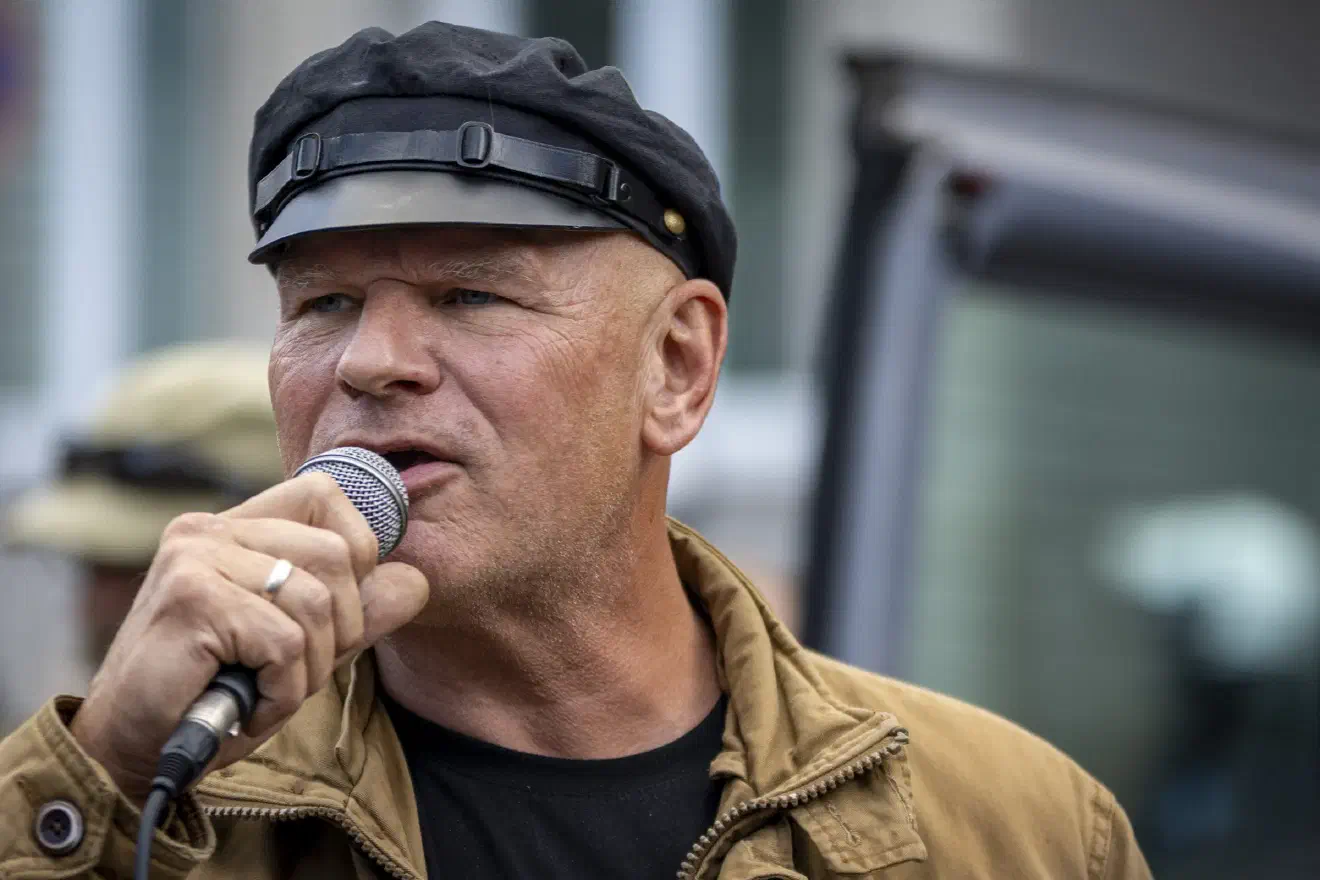 Nach verschiedenen Reden von Sven Skoda, Dieter Riefling, Claus Cremer, Thomas "Steiner" Wulf (Bild) und Christian Worch...
