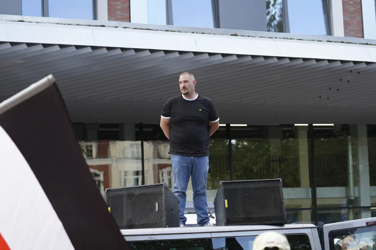 Der Aufmarsch endete wieder am Hauptbahnhof mit dem Singen der Nationalhymne. Textsicherheit war dabei nicht bei allen Teilnehmenden gegeben.