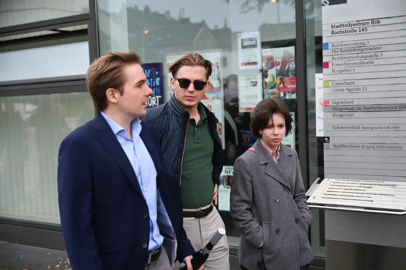 Das Spektrum der Teilnehmenden war breit gefächert: Es reichte von sogenannten "Wutbürger:innen" über Aktivist:innen der "Identitären Bewegung" (IB) bis hin zu Personen, die offen in neonazistischen Organisationen aktiv sind.