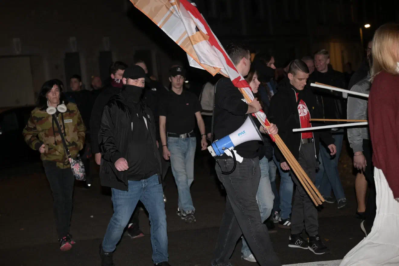 Bereits im Voraus wurde eine Demonstration durch den Stadtteil angekündigt. Diese zeigte noch einmal eine deutliche Eskalation im Ton und Auftreten der Teilnehmenden im Vergleich zu früheren Aufmärschen.