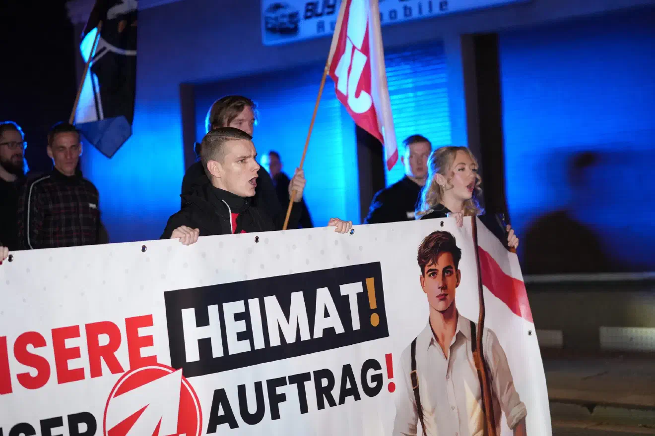 Es wurden Parolen wie "Alles für Volk, Rasse und Nation" skandiert, bei denen auf jegliche Verschleierung der nationalsozialistischen Ideologie verzichtet wurde.