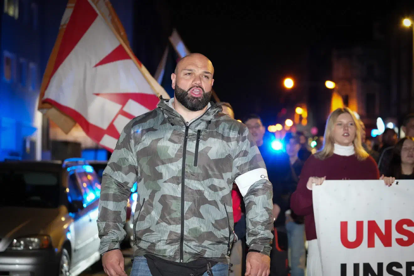Die Neonazis scheinen mehr und mehr auf taktische Zurückhaltung zu verzichten und zeigen ein zunehmend selbstbewusstes Auftreten im Stadtteil, was auf Einschüchterung und Provokation abzielt.