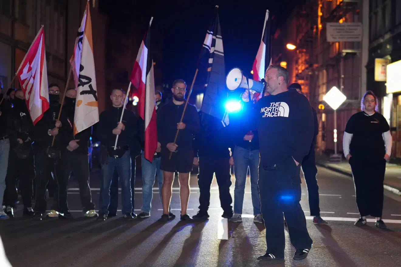 So sprach Claus Cremer (Landesvorsitzender der Partei "Die Heimat" in NRW) in einem Redebeitrag davon, dass er beobachtet habe, wie Züge an dem linken Gegenprotest vorbeigefahren seien und dass sie sich so etwas "erst nach der Machtübernahme wieder vorgestellt haben". Die unverhohlene Darstellung seiner Deportationsfantasien belustigte die Teilnehmenden.
