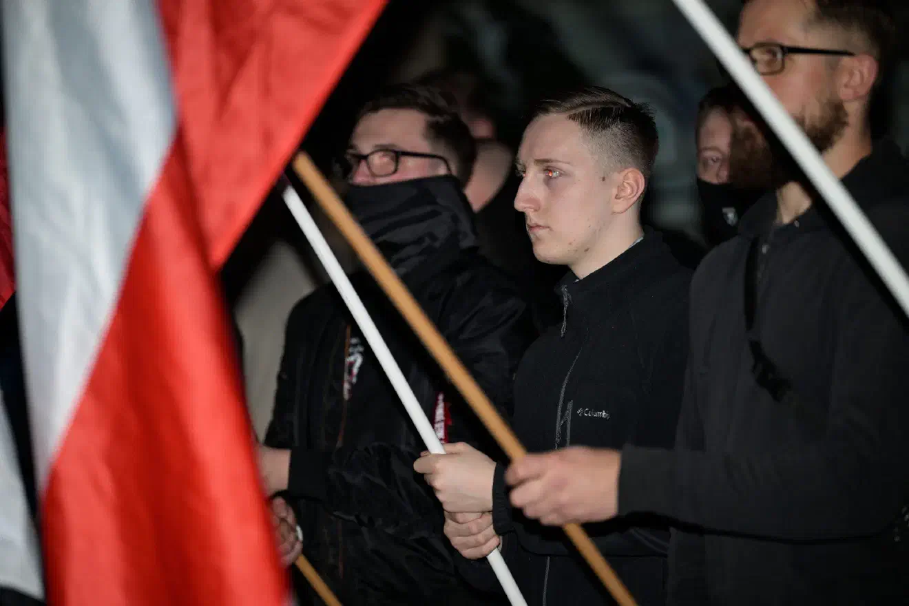 Dass die derart offen zur Schau gestellte Orientierung am historischen Nationalsozialismus die jugendlichen Teilnehmenden nicht abschreckt, spricht für eine fortgeschrittene Radikalisierung und teils bereits erfolgreich vollzogene Eingliederung dieser in die neonazistischen Strukturen.