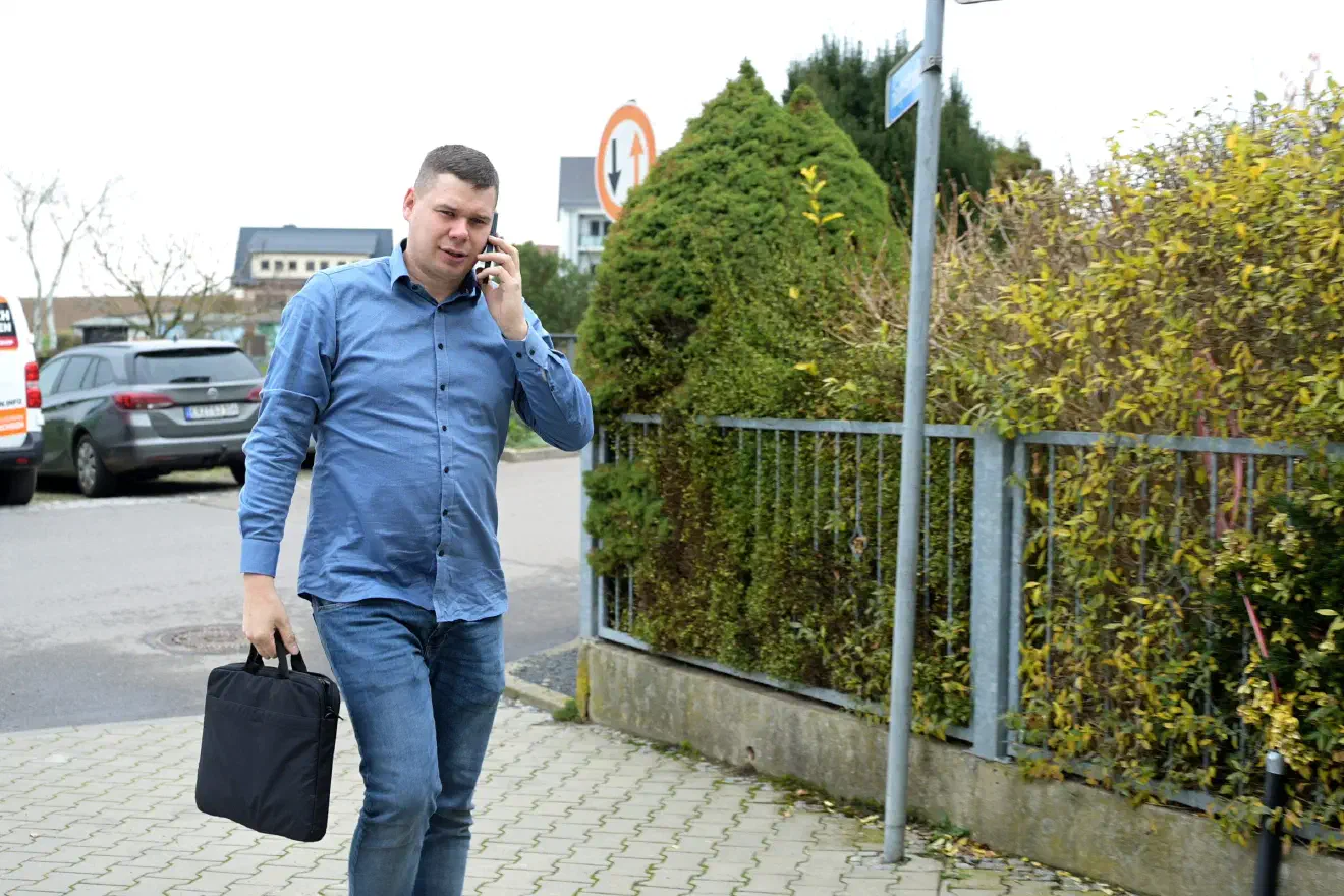 Im Rahmen der Veranstaltung waren verschiedene extrem rechte Symbole zu sehen.