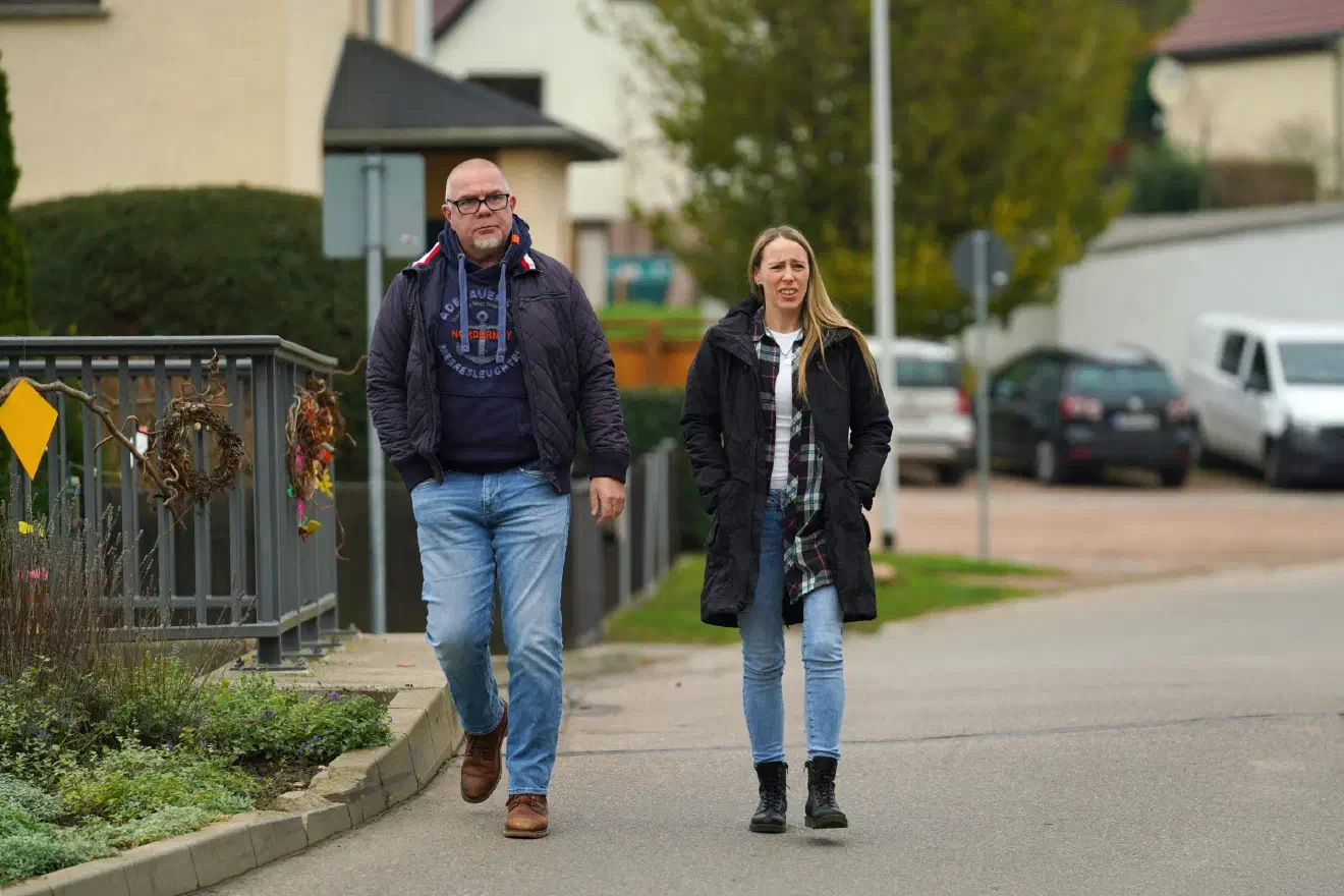 Neben Mitgliedern von Parteien am äußersten rechten Rand des politischen Spektrums waren auch Personen vor Ort, die zuvor der 2024 verbotenen Kaderstruktur der "Hammerskins" angehört hatten. Ihre Präsenz verdeutlicht, wie das Treffen unterschiedliche Strömungen der extremen Rechten zusammenbrachte.