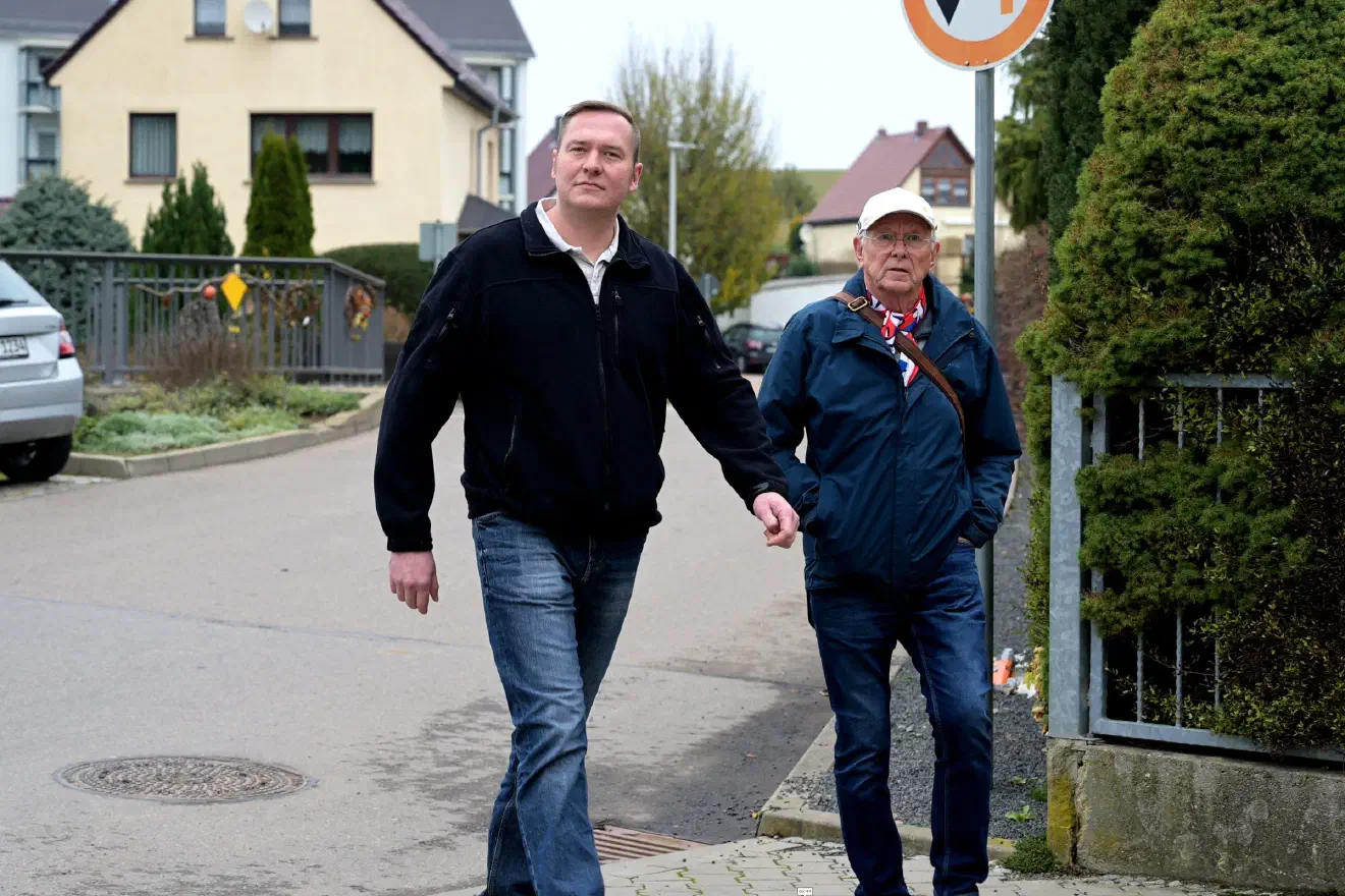 Vor Ort war mit Jonas Zarrad (links) auch der Landesvorsitzende der Partei "Die Heimat" aus Sachsen-Anhalt. Zarrad war zuvor lange in der Jugendorganisation "Junge Nationalisten" (JN) aktiv, wo Jugendliche durch nationalsozialistische Ideologievermittlung und "Rasseschulungen" gezielt indoktriniert und radikalisiert werden.