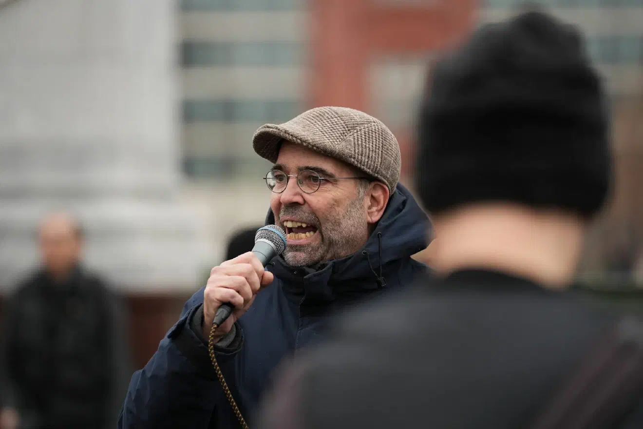 Aus der Demo wurde somit eine stationäre Kundgebung mit Redebeiträgen von dem Heimat-Vorsitzenden Peter Schreiber sowie Alexander Storr (Bild) und Oliver Niedrich, die sich gegen "Taschendiebe, Betrüger und Hütchenspieler" richteten und sich an antiziganistischen Motiven abarbeiteten.