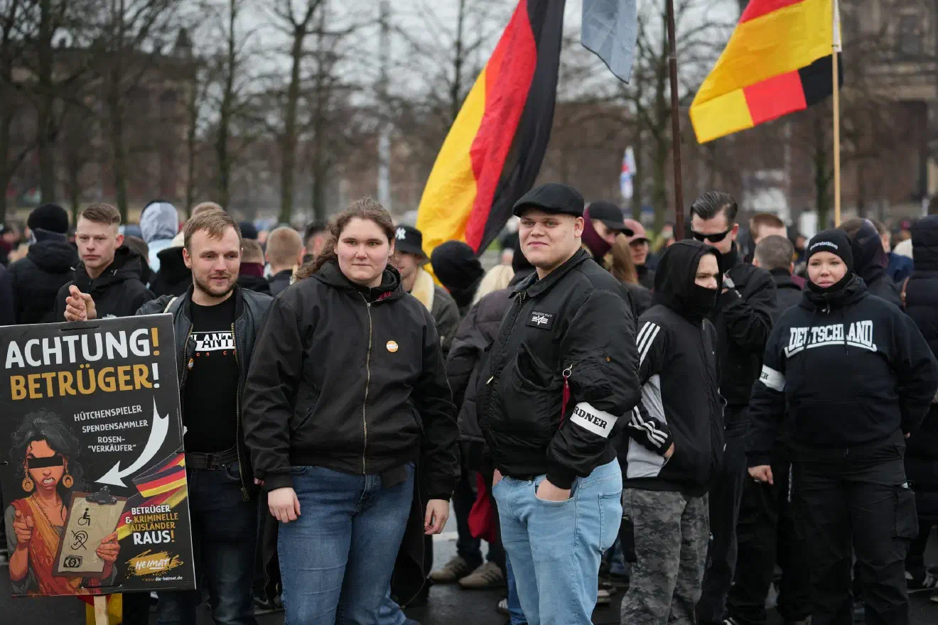Auch wenn die Demonstration scheiterte, zeigt sie die fortwährenden Annäherungen der jungen Neonazis an die Parteistrukturen der "Heimat", die bundesweit gezielt aus jungen Gruppierungen rekrutiert.