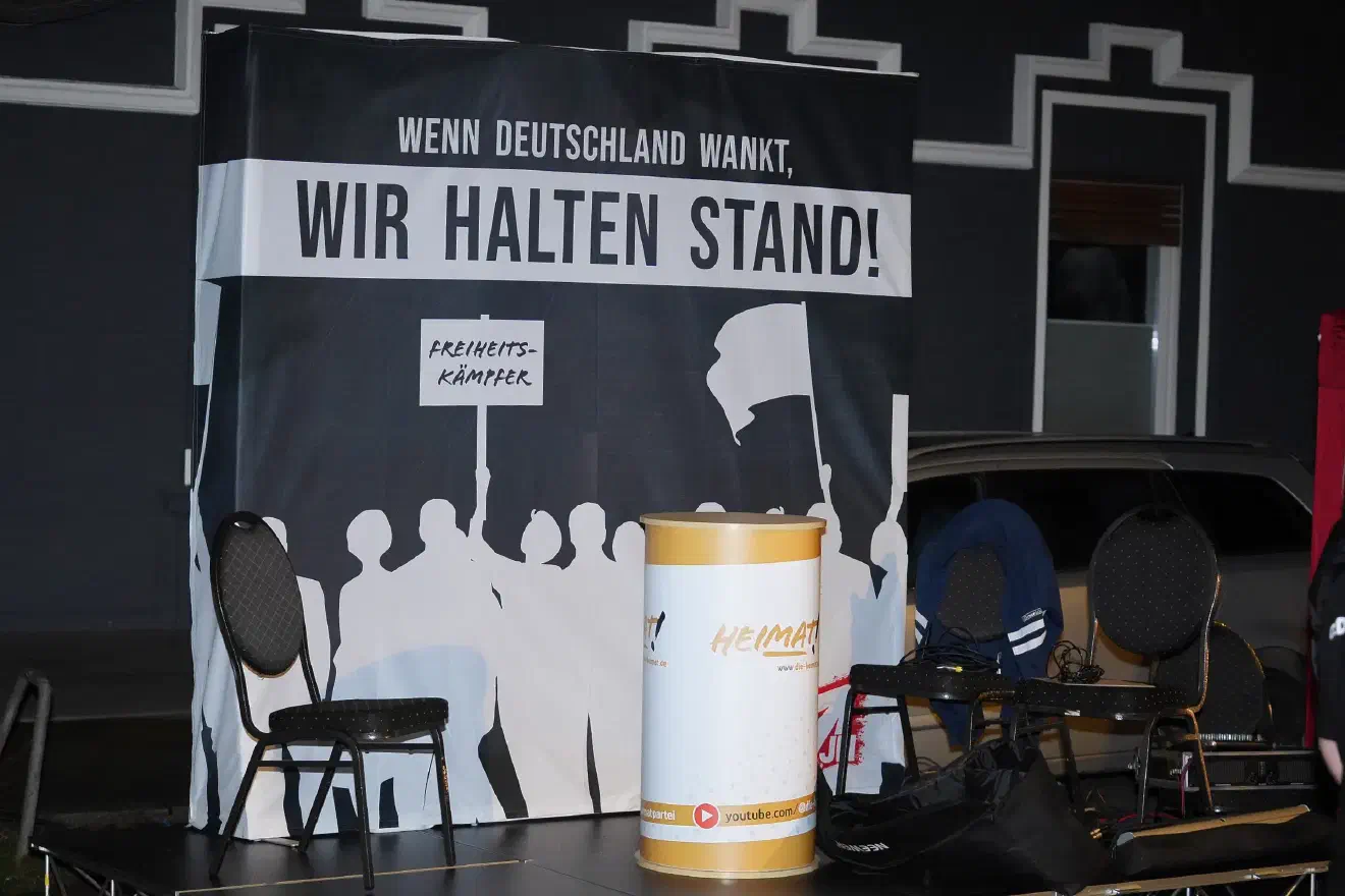 Begleitet vom lautstarken antifaschistischen Gegenprotest musste der offene Abend als Kundgebung auf der Straße vor der Landesgeschäftsstelle stattfinden.