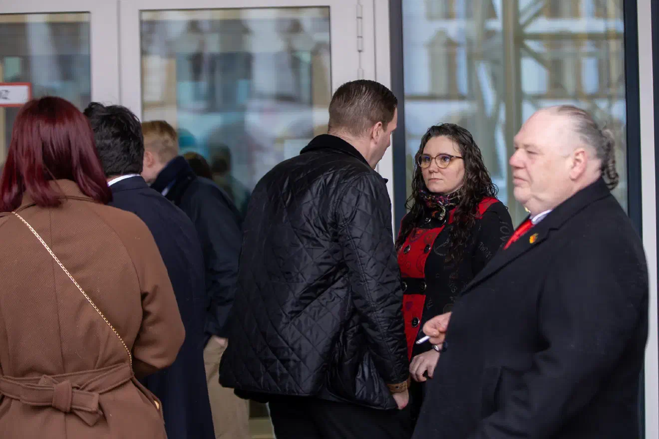 Nachdem Bürgermeister Alexander Kalouti (CDU) die Veranstaltung zunächst untersagt hatte, weil er sie als parteipolitisches Event und nicht als repräsentativen Empfang wertete, kippte das Verwaltungsgericht Gelsenkirchen das Verbot kurzfristig.
