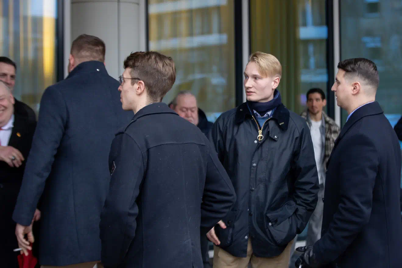 Ein geplanter Besuch des Hermannsdenkmals scheiterte jedoch an starkem Gegenprotest, woraufhin die Gruppe zu den Externsteinen auswich.