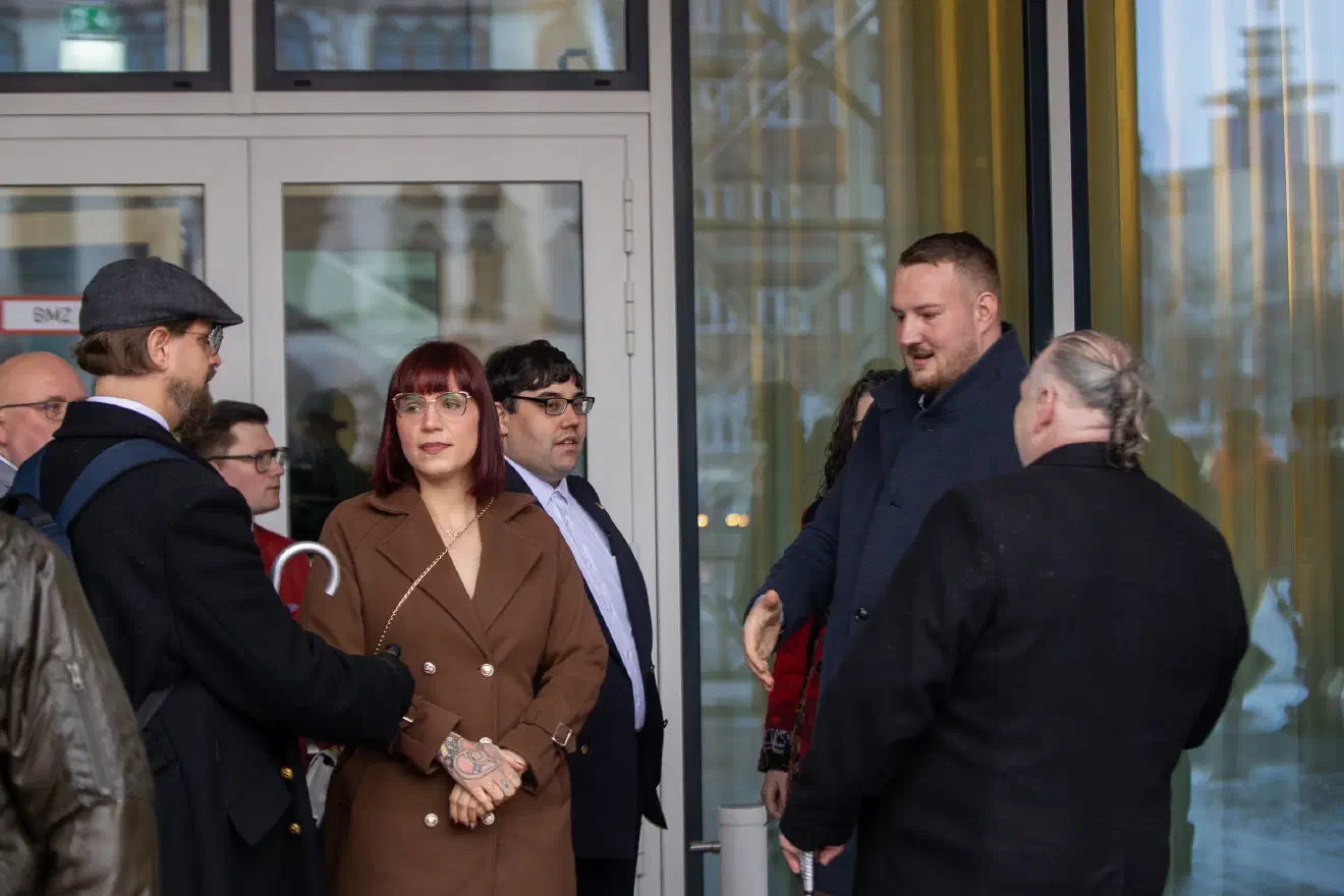 Politisch lässt sich die Reise als Versuch interpretieren, die nordrhein-westfälische AfD stärker auf den rechtsgerichteten Kurs Höckes einzuschwören und das Netzwerk um Matthias Helferich vor dem anstehenden Landesparteitag am 7. und 8. März in Marl zu stärken.