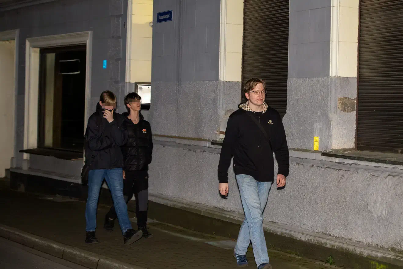 Während die Jüngeren häufig die Rolle der unmittelbaren Ansprechpartner übernehmen und den Zugang für Gleichaltrige erleichtern, sichern erfahrene Aktivisten im Hintergrund die ideologische Linie.