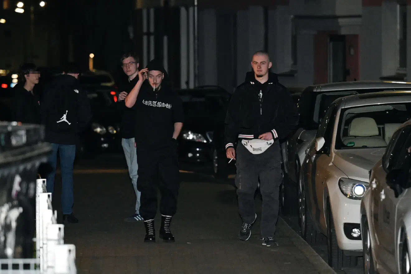 Die älteren Neonazis  fungieren als vermeintliche Autoritäten, geben Themen und Ton der "offenen Abende" vor.