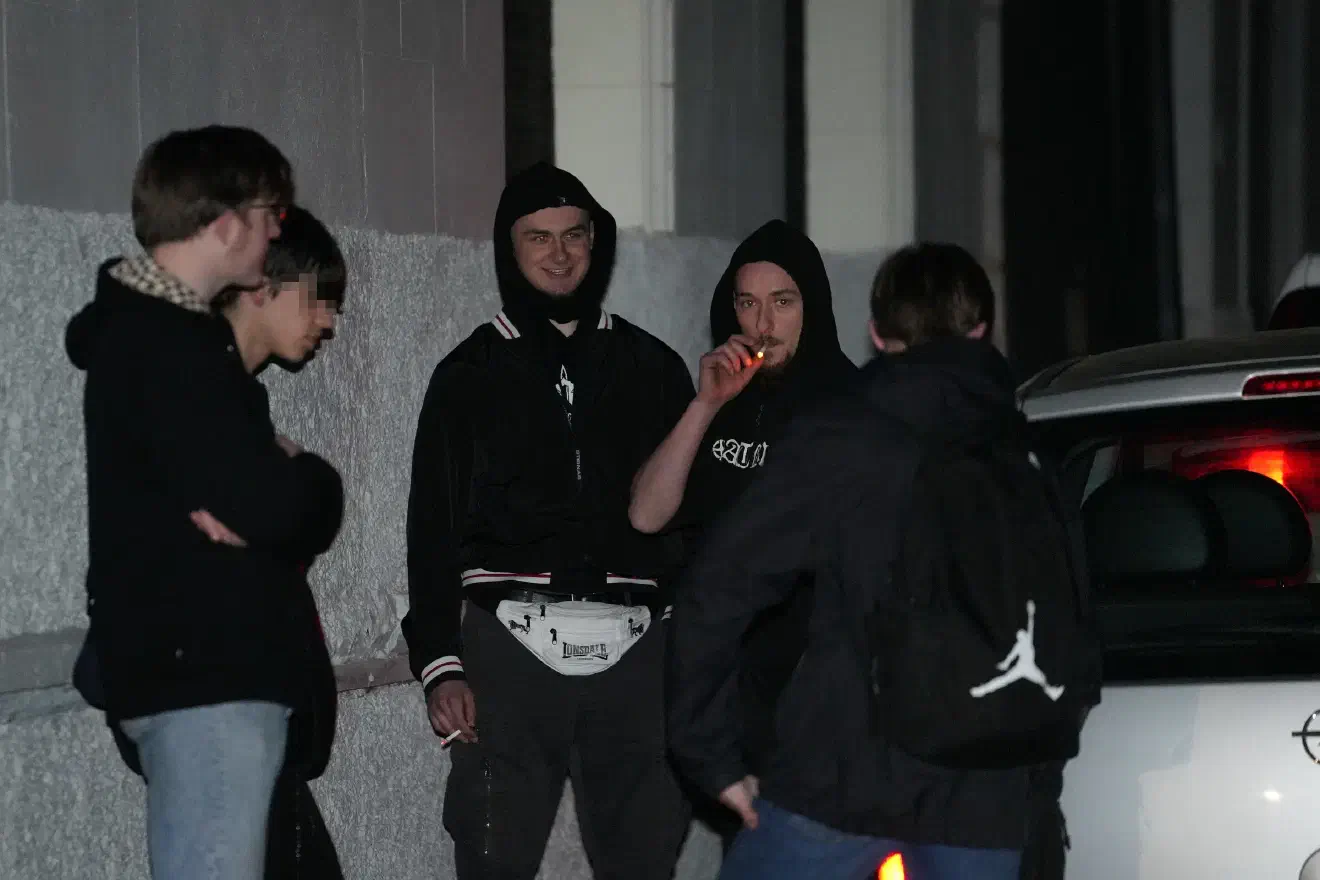Sie überwachen zugleich, dass die internen Erwartungen und Loyalität eingehalten werden. Auf diese Weise verbinden sich Rekrutierung, Anleitung und Kontrolle.