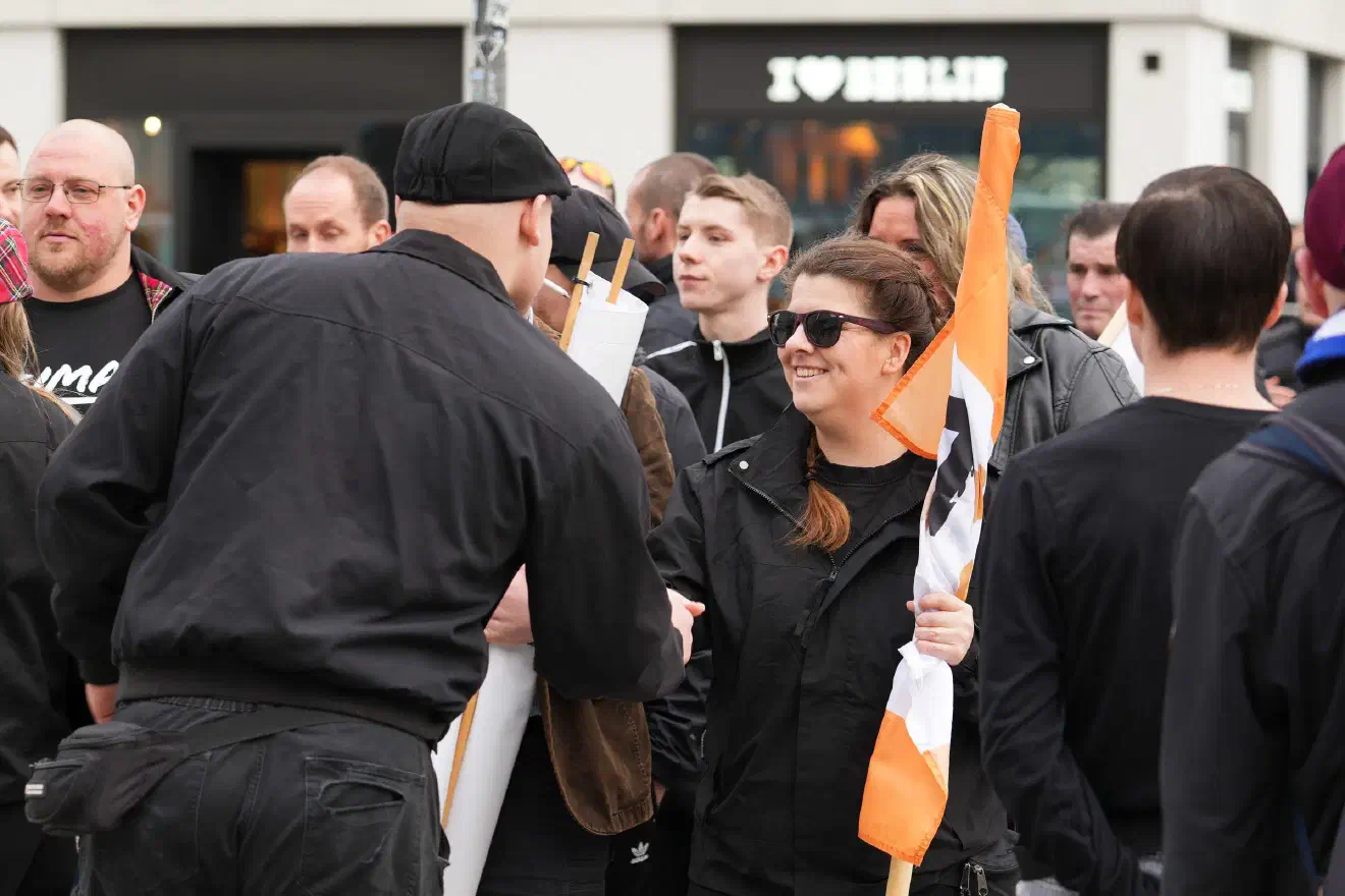 Denn organisiert wurde die Veranstaltung von einem Kreis, der über Jahre hinweg zu den wichtigsten Hintergrundfunktionären der deutschsprachigen Neonaziszene zählte.