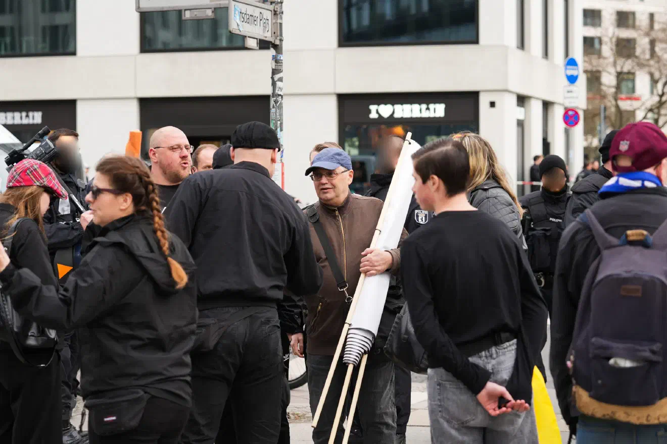 Gerade vor diesem Hintergrund fällt das Fazit deutlich aus: Gemessen an Thema ("Freiheit für alle politischen Gefangenen") und organisatorischer Erfahrung blieb die Zahl der Unterstützer:innen marginal – die Veranstaltung war also alles andere als ein Erfolg.
