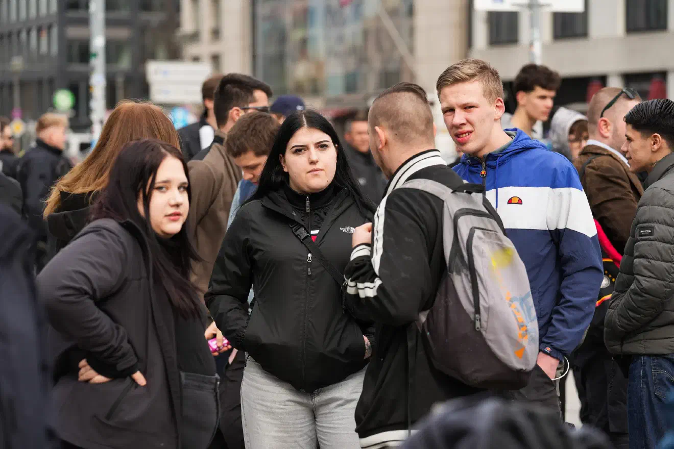 Gerade diese Akteure gehörten über Jahrzehnte zu jenen, die versuchten, die zersplitterte Neonaziszene – geprägt von Kleinstgruppen und konkurrierenden Parteien – in übergeordnete Strukturen zu überführen. Ihr Ziel war eine geeinte Bewegung.